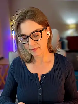 MaiseKnox online show from May 6, 6:13 pm