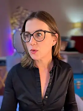 MaiseKnox online show from May 7, 10:15 pm