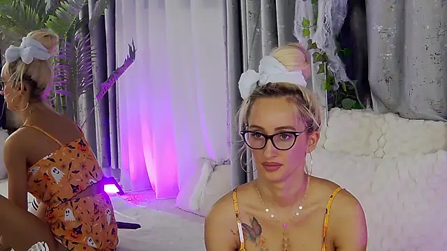 Snapshot of IsabelleEthan chatting on October 31, 2:23 am IsabelleEthan online show from October 31, 2:23 am