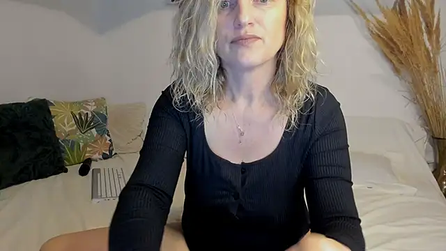 Snapshot of Jadore_able chatting on March 1, 3:08 am Jadore able online show from March 1, 3:08 am