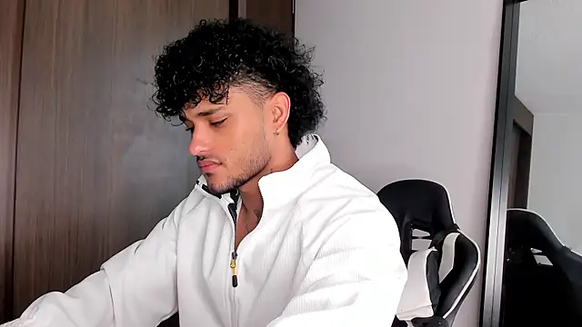 Snapshot of Alessandro_Vanni chatting on January 6, 12:46 pm Alessandro Vanni online show from January 6, 12:46 pm