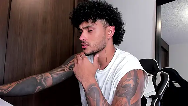 Snapshot of Alessandro_Vanni chatting on January 7, 12:24 am Alessandro Vanni online show from January 7, 12:24 am