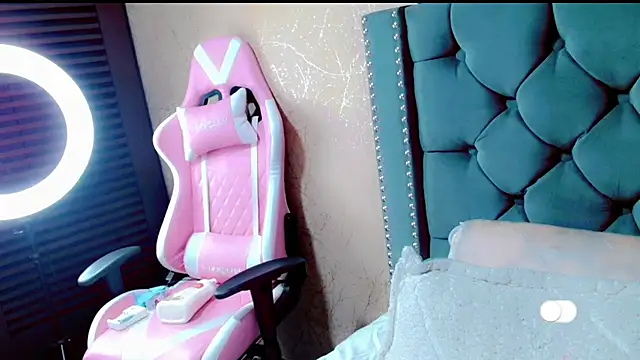 Imannejulienne online show from January 8, 11:41 pm