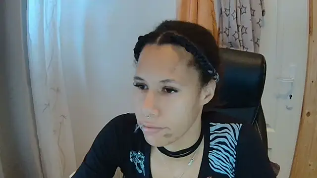 Snapshot of AaliyahHarris chatting on November 6, 12:39 pm AaliyahHarris online show from November 6, 12:39 pm