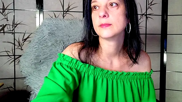 Snapshot of _Sweetlonglips_ chatting on December 2, 5:02 am Sweetlonglips online show from December 2, 5:02 am