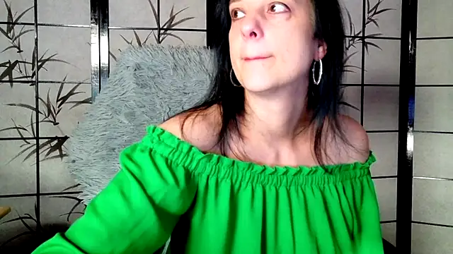 Snapshot of _Sweetlonglips_ chatting on December 4, 5:06 am Sweetlonglips online show from December 4, 5:06 am