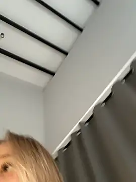 Snapshot of curchez_ chatting on February 1, 9:02 pm curchez online show from February 1, 9:02 pm