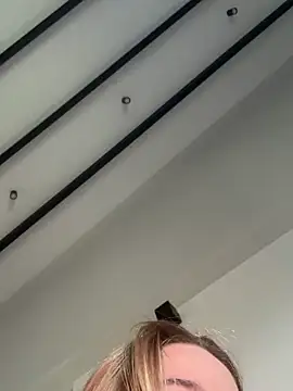 Snapshot of curchez_ chatting on February 9, 7:18 pm curchez online show from February 9, 7:18 pm