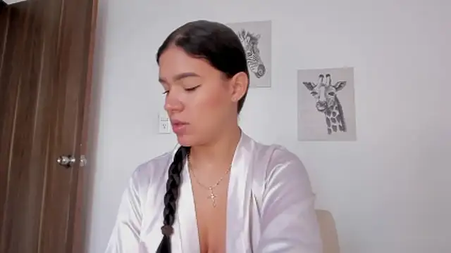 Snapshot of Hanna_Risso chatting on February 12, 5:52 pm Hanna Risso online show from February 12, 5:52 pm