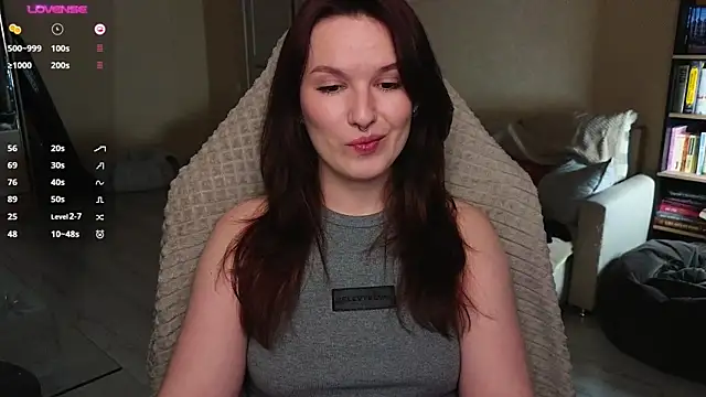 Snapshot of Val_lava chatting on April 28, 8:47 pm Val lava online show from April 28, 8:47 pm