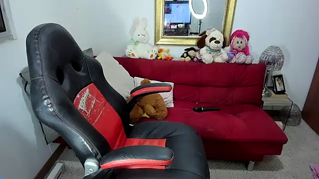 Snapshot of NicolettColin chatting on December 27, 12:07 am NicolettColin online show from December 27, 12:07 am