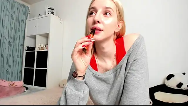 KenzieDawton online show from December 17, 4:45 am