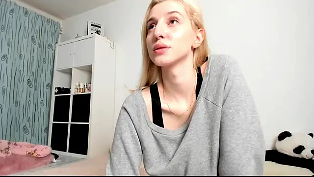 KenzieDawton online show from December 17, 7:04 pm