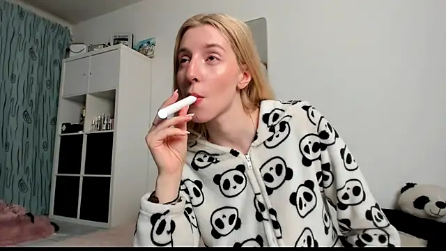 KenzieDawton online show from March 16, 5:03 am