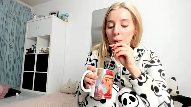 KenzieDawton online show from October 8, 5:49 am