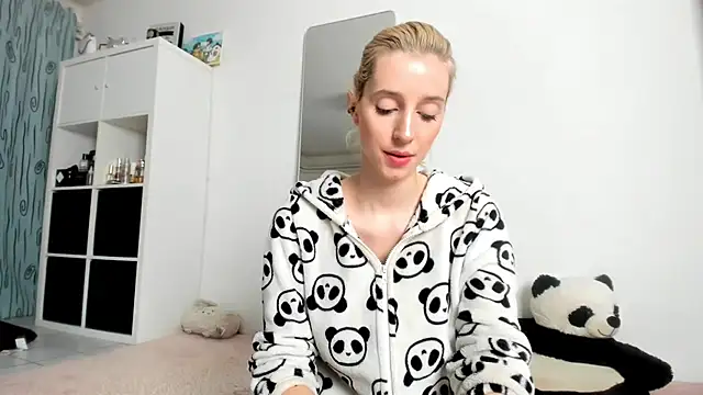 KenzieDawton online show from October 18, 3:42 am