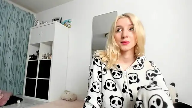 KenzieDawton online show from October 19, 3:18 am