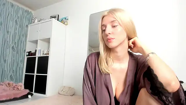 KenzieDawton online show from December 19, 4:52 am