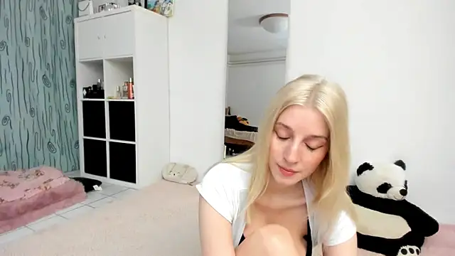 KenzieDawton online show from March 13, 4:13 pm