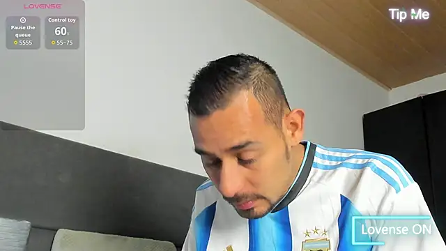 jhonyalzate2 online show from May 4, 1:34 am