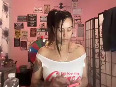 Snapshot of latinacubana chatting on December 15, 3:24 am latinacubana online show from December 15, 3:24 am