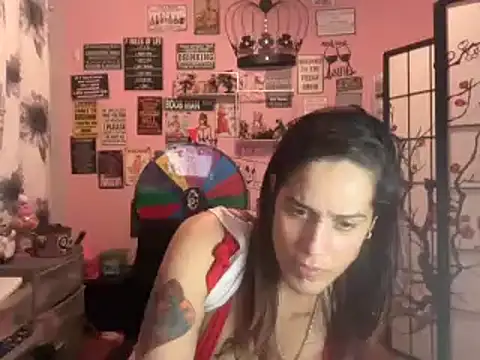 Snapshot of latinacubana chatting on December 20, 11:00 am latinacubana online show from December 20, 11:00 am