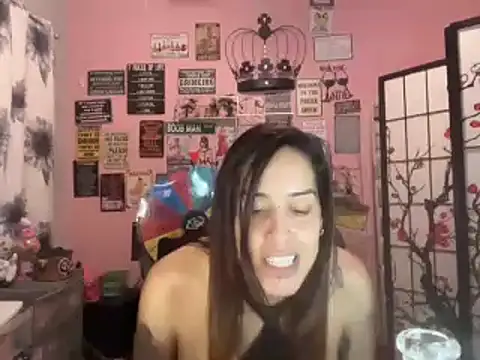 Snapshot of latinacubana chatting on December 22, 9:00 am latinacubana online show from December 22, 9:00 am