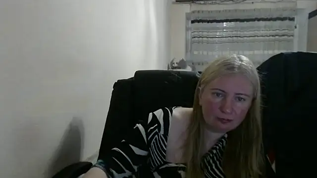 PeterAndJen online show from May 10, 5:51 pm