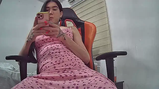 Snapshot of EvaTiffany chatting on January 9, 12:46 am EvaTiffany online show from January 9, 12:46 am