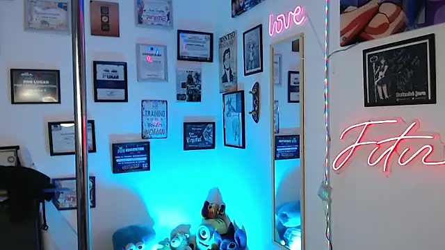 Snapshot of AhriSteele chatting on December 18, 3:56 am AhriSteele online show from December 18, 3:56 am