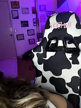 Snapshot of AhriSteele chatting on February 10, 4:49 am AhriSteele online show from February 10, 4:49 am