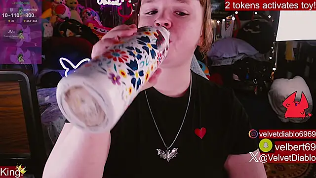 Snapshot of VelvetDiablo chatting on May 19, 11:55 pm VelvetDiablo online show from May 19, 11:55 pm