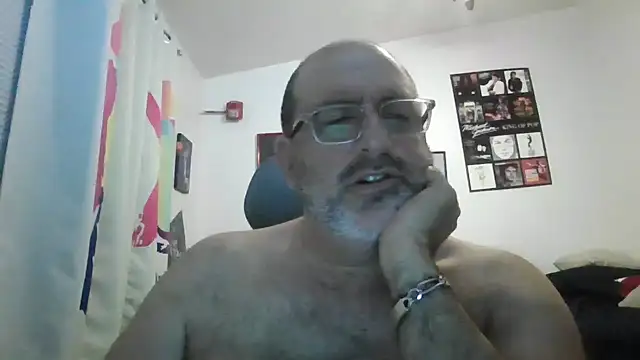 Snapshot of PaulBear777 chatting on October 6, 4:54 am PaulBear777 online show from October 6, 4:54 am