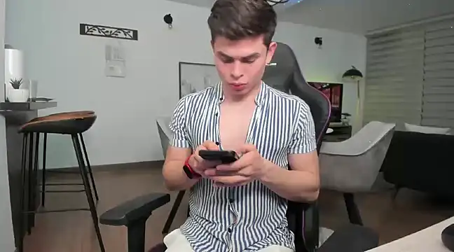 alejooo twink online show from March 1, 6:35 am