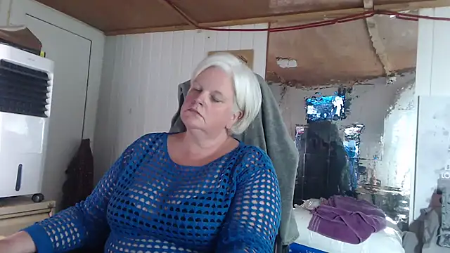 Snapshot of sexychazza16 chatting on October 6, 6:27 pm sexychazza16 online show from October 6, 6:27 pm