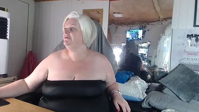 Snapshot of sexychazza16 chatting on October 11, 6:50 pm sexychazza16 online show from October 11, 6:50 pm