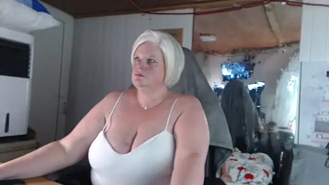 Snapshot of sexychazza16 chatting on October 13, 6:41 pm sexychazza16 online show from October 13, 6:41 pm