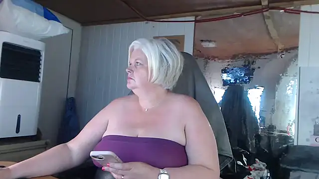 Snapshot of sexychazza16 chatting on October 14, 6:31 pm sexychazza16 online show from October 14, 6:31 pm