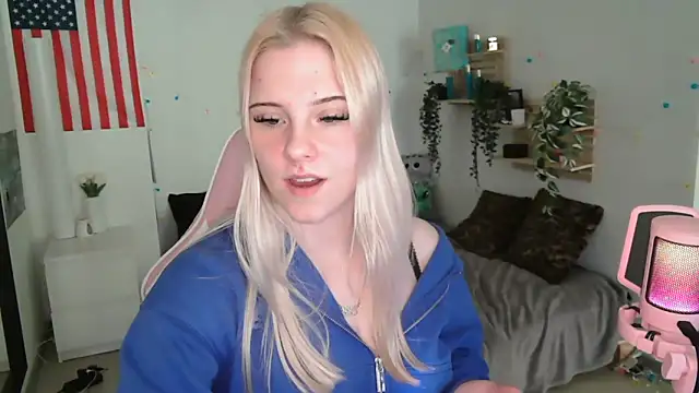 Snapshot of Blueeyezz0 chatting on April 4, 10:35 am Blueeyezz0 online show from April 4, 10:35 am