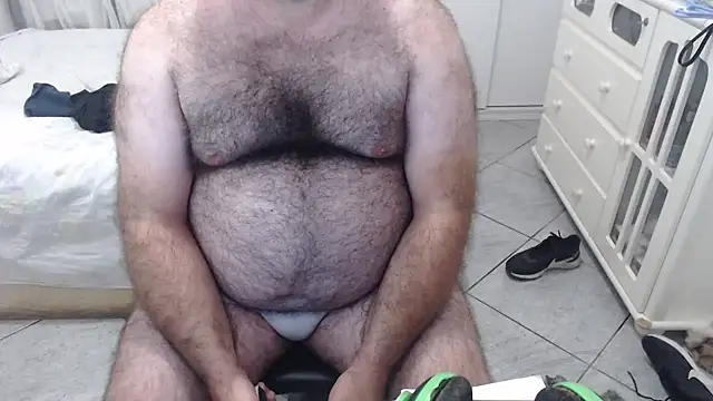 Snapshot of MysterBearMG chatting on February 6, 2:00 am MysterBearMG online show from February 6, 2:00 am