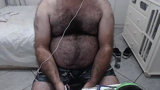 Snapshot of MysterBearMG chatting on February 14, 11:31 pm MysterBearMG online show from February 14, 11:31 pm