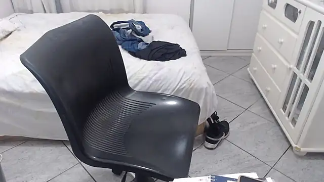 Snapshot of MysterBearMG chatting on February 21, 11:10 pm MysterBearMG online show from February 21, 11:10 pm