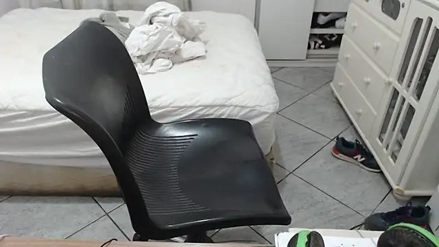 Snapshot of MysterBearMG chatting on October 5, 12:31 am MysterBearMG online show from October 5, 12:31 am