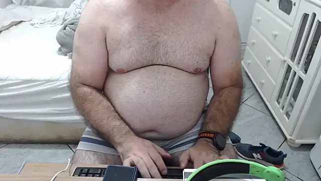 Snapshot of MysterBearMG chatting on October 6, 11:13 pm MysterBearMG online show from October 6, 11:13 pm