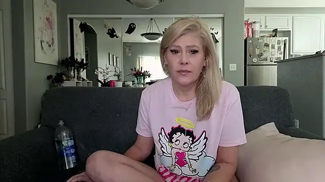 Snapshot of Lexi_Shocker chatting on November 2, 5:48 pm Lexi Shocker online show from November 2, 5:48 pm