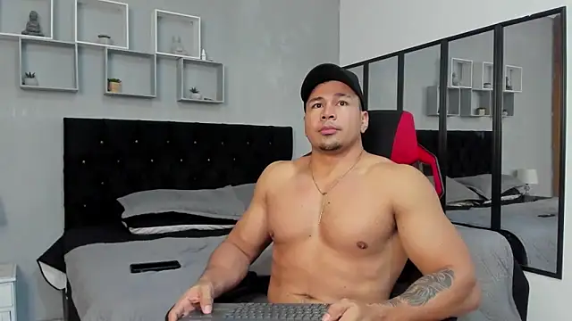 Snapshot of tyler_hank01 chatting on January 7, 12:24 am tyler hank01 online show from January 7, 12:24 am