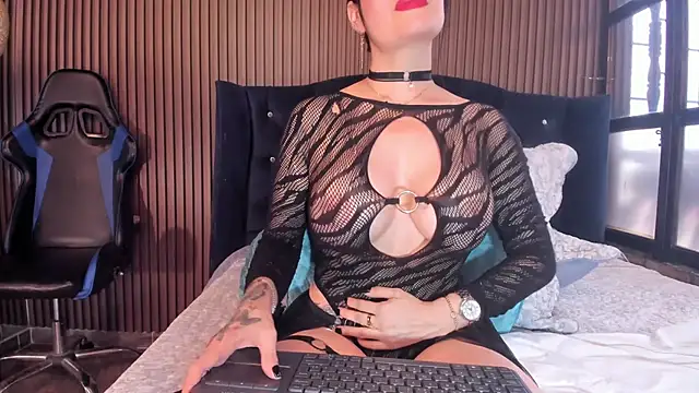 JuliaDawson  online show from October 8, 7:33 pm