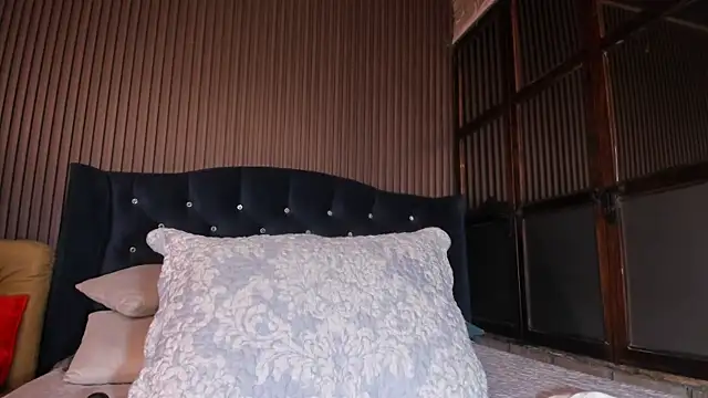 JuliaDawson  online show from February 15, 11:56 pm