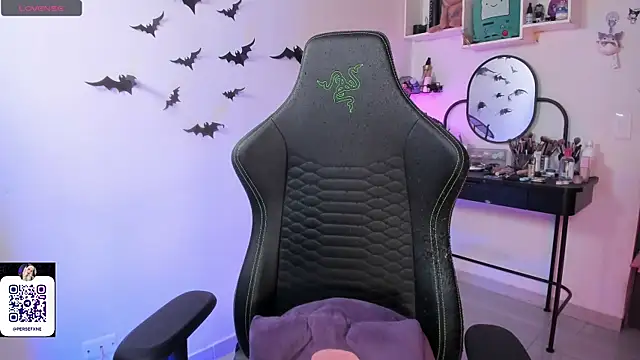 damnliciousss online show from January 10, 12:01 am