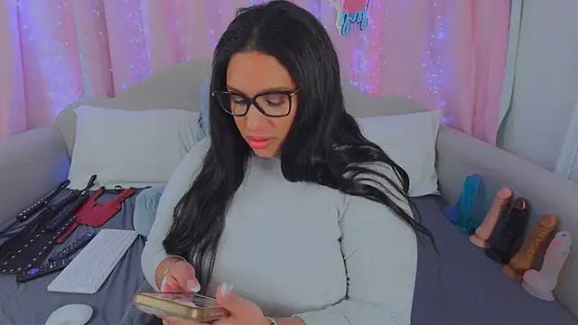 Snapshot of MeghanXO chatting on December 13, 2:43 am MeghanXO online show from December 13, 2:43 am